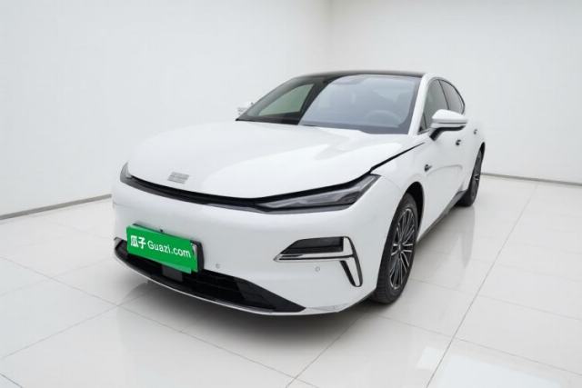 Ojetý Geely Galaxy 8 2025 130km EM-i Prestige Edition