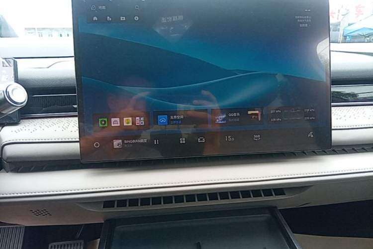 Used Geely Galaxy 8 2025 130km EM-i Flagship Edition Audio And AC Panel