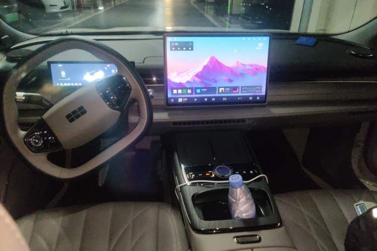 Used Geely Galaxy 8 2025 130km EM-i Prestige Edition Center Console