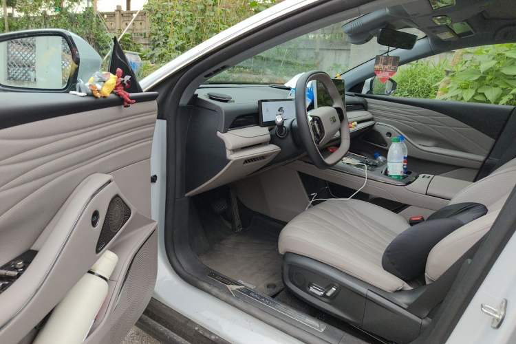 Used Geely Galaxy 8 2025 130km EM-i Deluxe Edition Driver Seat