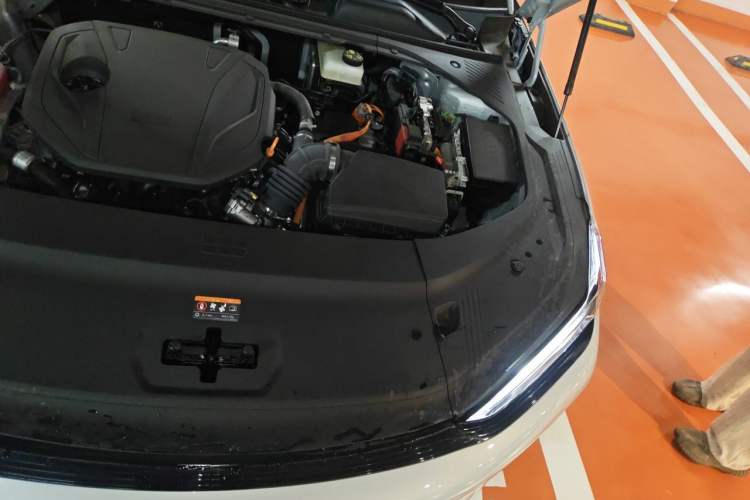 Used Geely Galaxy 8 2025 130km EM-i Flagship Edition Engine Bay Left
