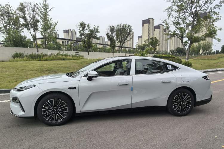 Used Geely Galaxy 8 2025 60km EM-i Luxury Edition Exterior 2