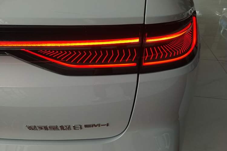 Used Geely Galaxy 8 2025 130km EM-i Deluxe Edition Exterior 3