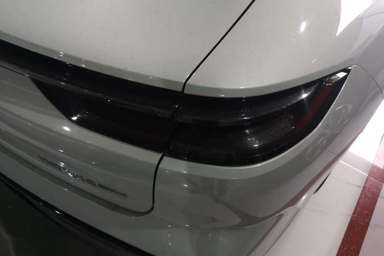 Used Geely Galaxy 8 2025 130km EM-i Flagship Edition Exterior 3