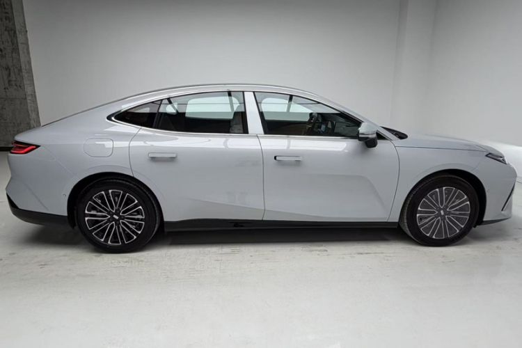 Used Geely Galaxy 8 2025 130km EM-i Deluxe Edition Exterior 3