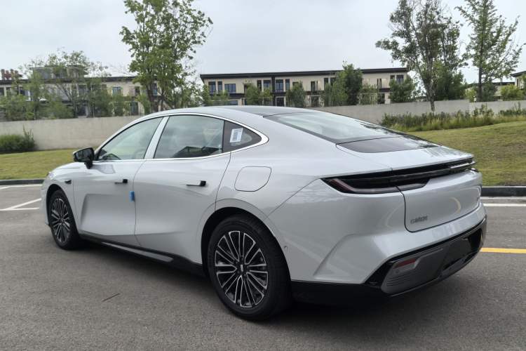 Used Geely Galaxy 8 2025 60km EM-i Luxury Edition Exterior 3
