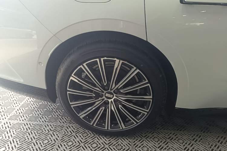 Used Geely Galaxy 8 2025 130km EM-i Flagship Edition Exterior 5