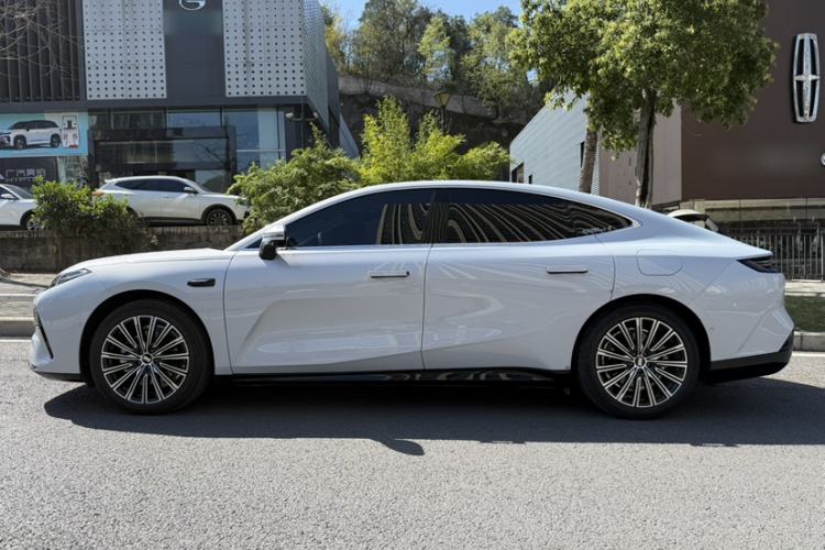 Used Geely Galaxy 8 2025 130km EM-i Flagship Edition Exterior 6