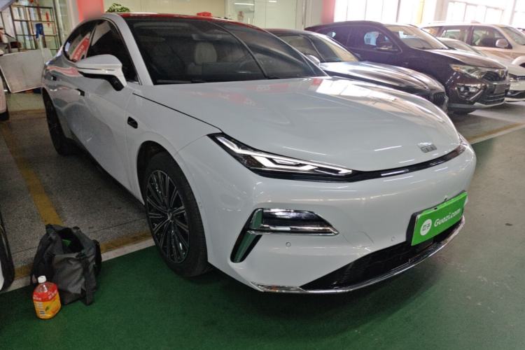 Used Geely Galaxy 8 2025 130km EM-i Flagship Edition Front Right 45 Deg