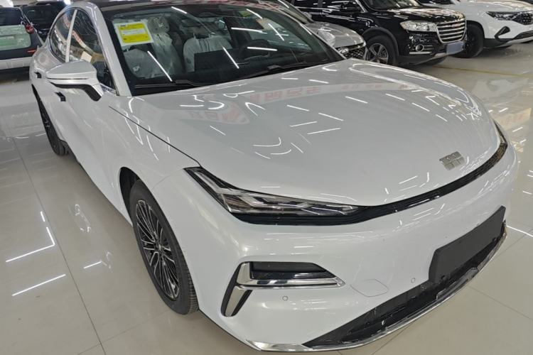 Used Geely Galaxy 8 2025 60km EM-i Luxury Edition Front Right 45 Deg