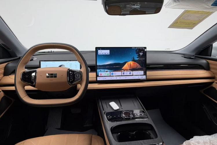 Used Geely Galaxy 8 2025 130km EM-i Deluxe Edition Interior 1