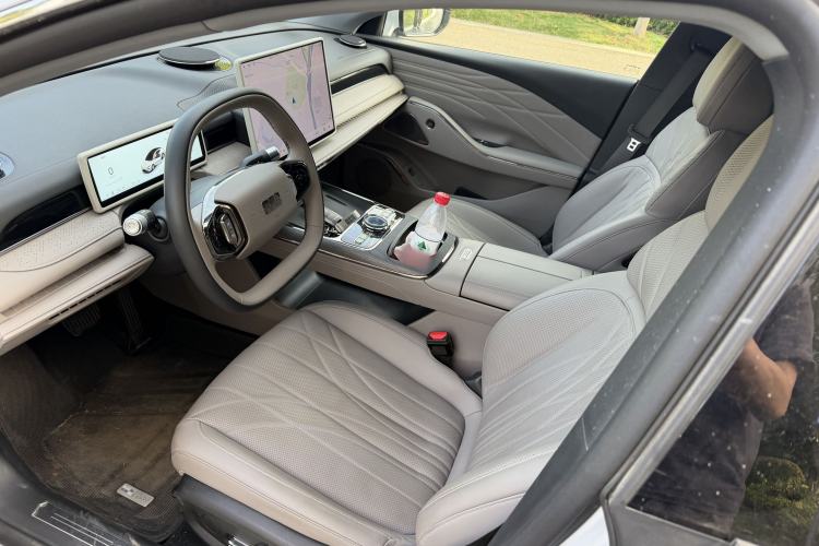 Used Geely Galaxy 8 2025 130km EM-i Prestige Edition Interior 4