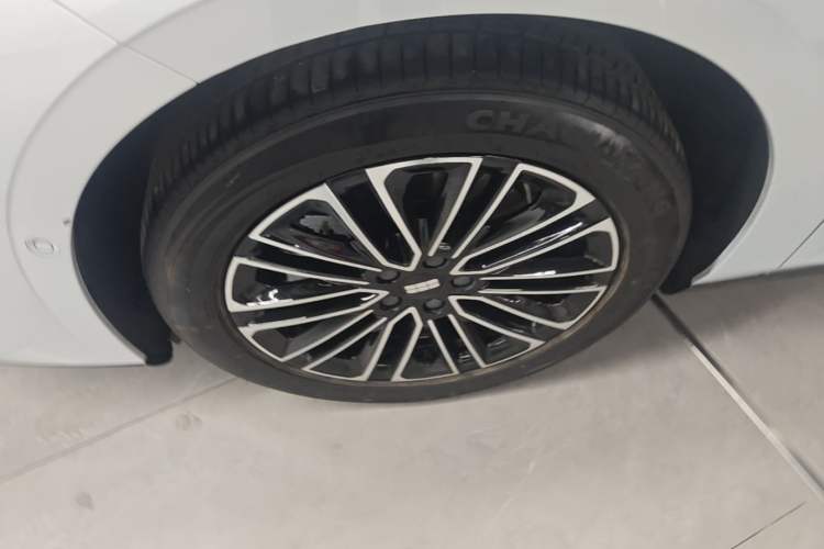 Used Geely Galaxy 8 2025 130km EM-i Deluxe Edition Left Front Wheel Hub