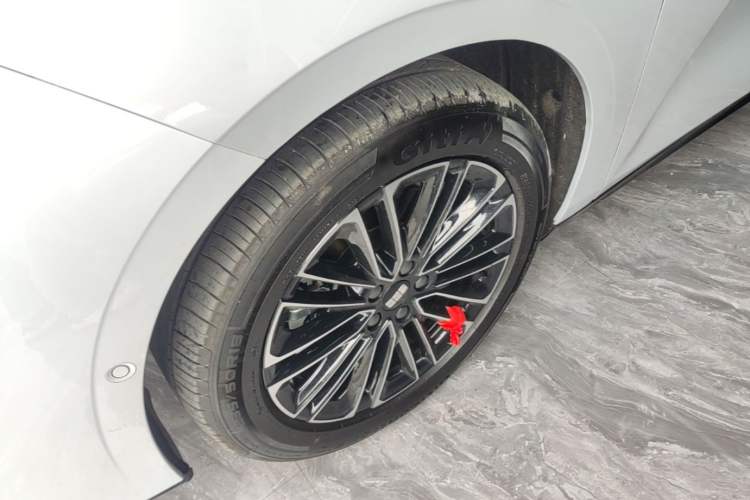 Used Geely Galaxy 8 2025 130km EM-i Deluxe Edition Left Front Wheel Hub
