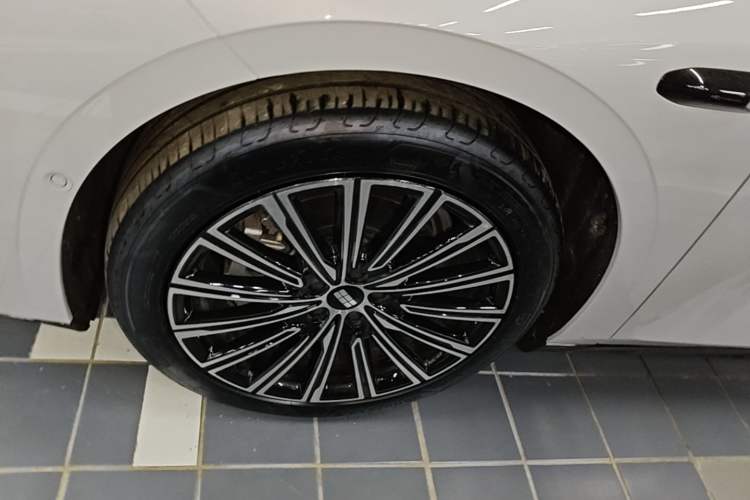Used Geely Galaxy 8 2025 130km EM-P Starship Edition Left Front Wheel Hub