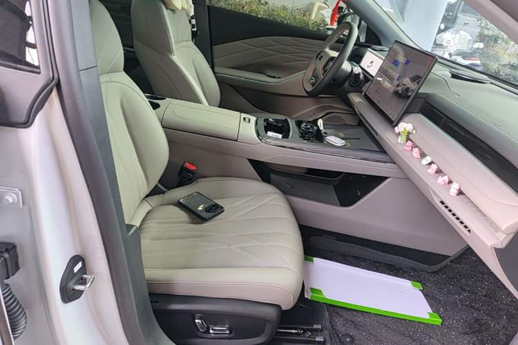 Used Geely Galaxy 8 2025 130km EM-i Deluxe Edition Right Front Seat