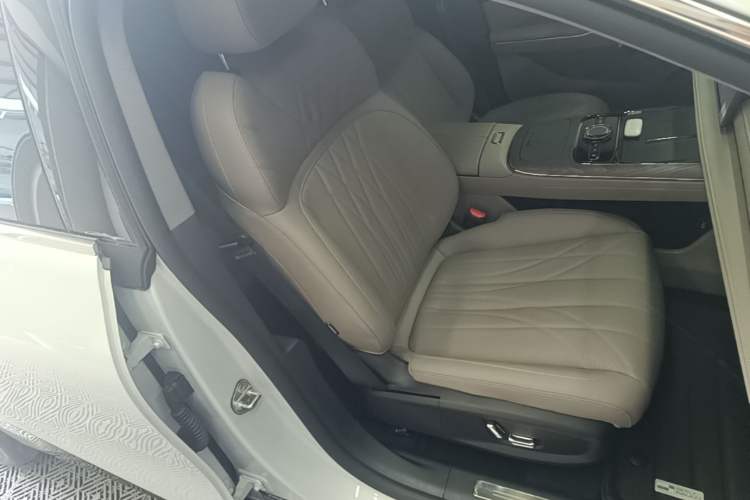 Used Geely Galaxy 8 2025 130km EM-i Flagship Edition Right Front Seat