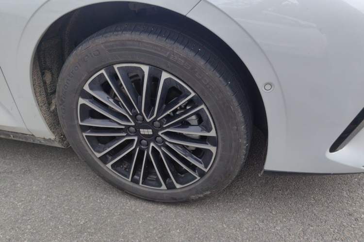 Used Geely Galaxy 8 2025 130km EM-i Deluxe Edition Right Front Wheel Hub