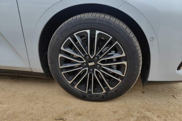 Used Geely Galaxy 8 2025 130km EM-i Deluxe Edition Right Front Wheel Hub