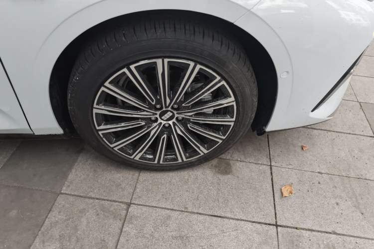 Used Geely Galaxy 8 2025 130km EM-i Flagship Edition Right Front Wheel Hub