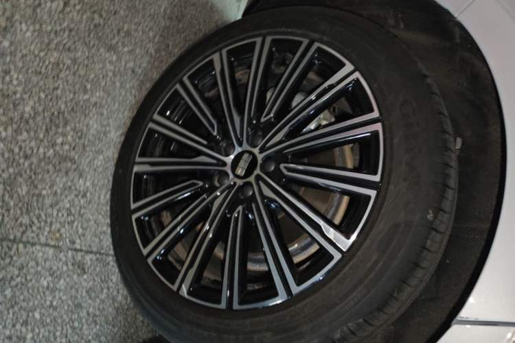 Used Geely Galaxy 8 2025 130km EM-i Flagship Edition Right Rear Wheel Hub