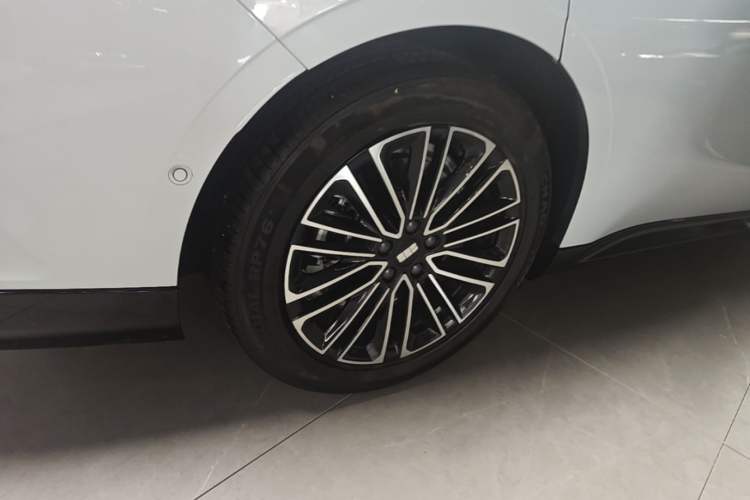 Used Geely Galaxy 8 2025 130km EM-i Deluxe Edition Right Rear Wheel Hub