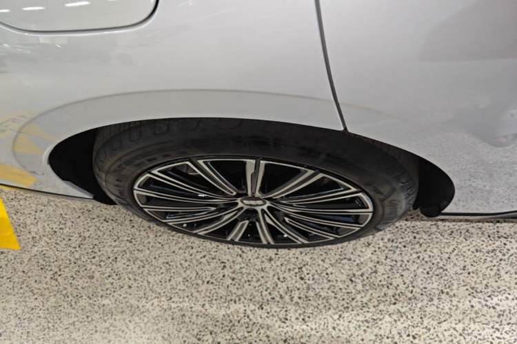 Used Geely Galaxy 8 2025 130km EM-P Starship Edition Right Rear Wheel Hub