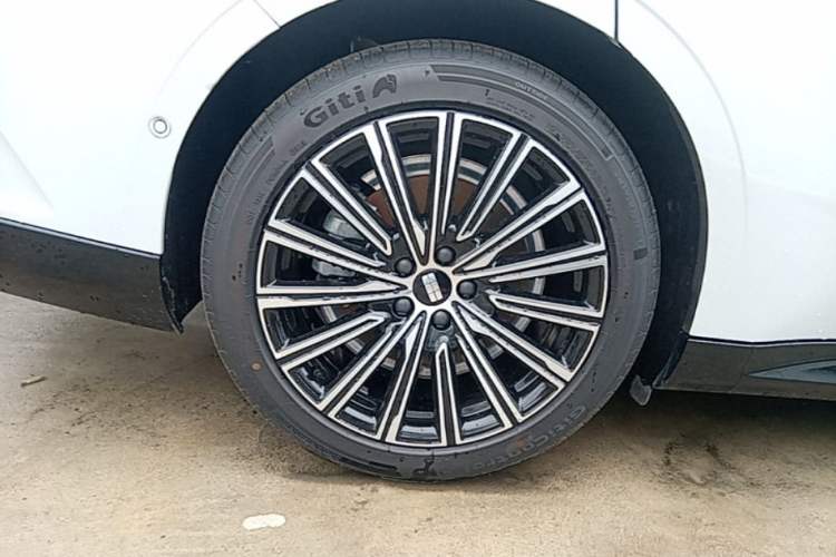 Used Geely Galaxy 8 2025 130km EM-i Flagship Edition Right Rear Wheel Hub
