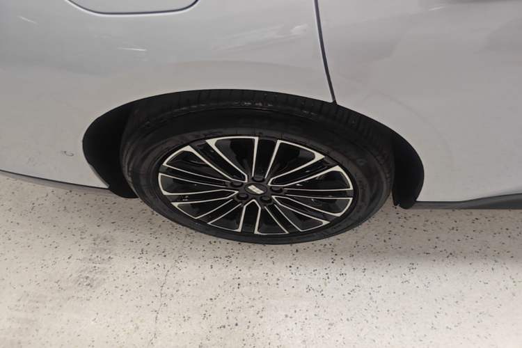 Used Geely Galaxy 8 2025 130km EM-i Prestige Edition Right Rear Wheel Hub