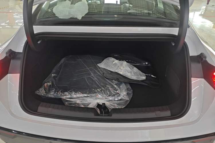 Used Geely Galaxy 8 2025 60km EM-i Luxury Edition Trunk