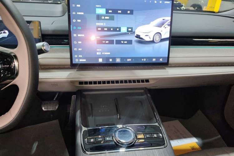Used Geely Galaxy 8 2025 130km EM-P Starship Edition Audio And AC Panel