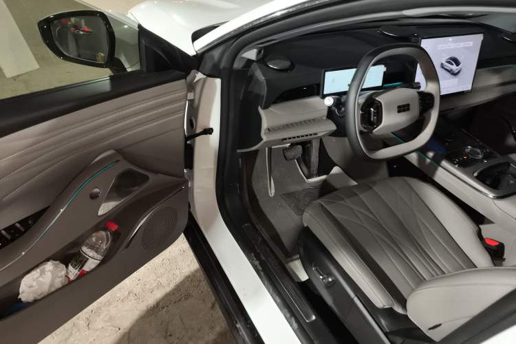 Used Geely Galaxy 8 2025 130km EM-i Prestige Edition Driver Seat
