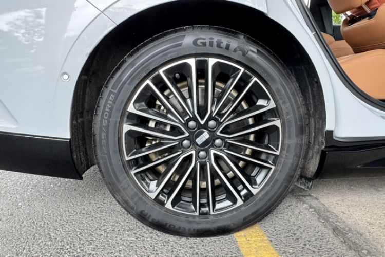 Used Geely Galaxy 8 2025 130km EM-i Deluxe Edition Exterior 2