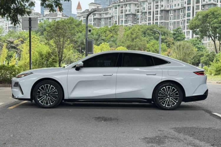 Used Geely Galaxy 8 2025 130km EM-i Deluxe Edition Exterior 3