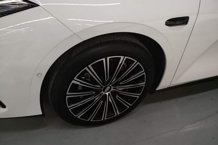 Used Geely Galaxy 8 2025 130km EM-P Starship Edition Exterior 4