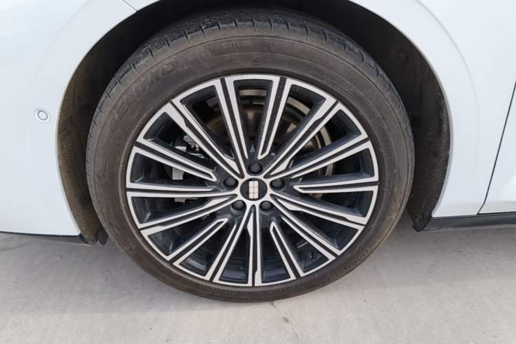 Used Geely Galaxy 8 2025 130km EM-i Flagship Edition Exterior 4