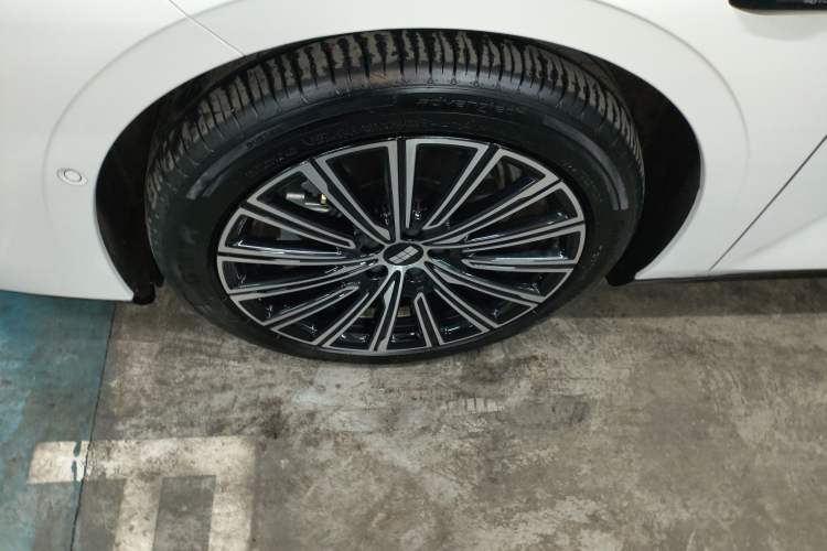 Used Geely Galaxy 8 2025 130km EM-i Flagship Edition Exterior 4