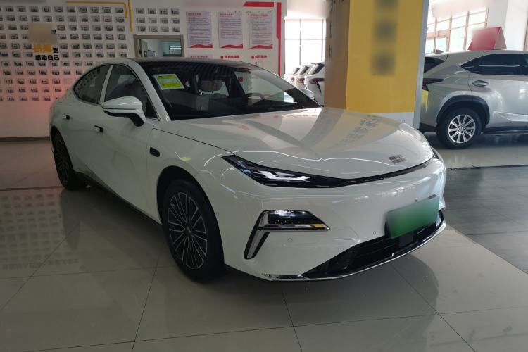 Used Geely Galaxy 8 2025 130km EM-i Prestige Edition Front Right 45 Deg