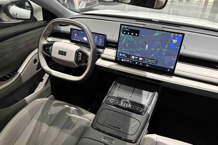Used Geely Galaxy 8 2025 130km EM-i Deluxe Edition Interior 1