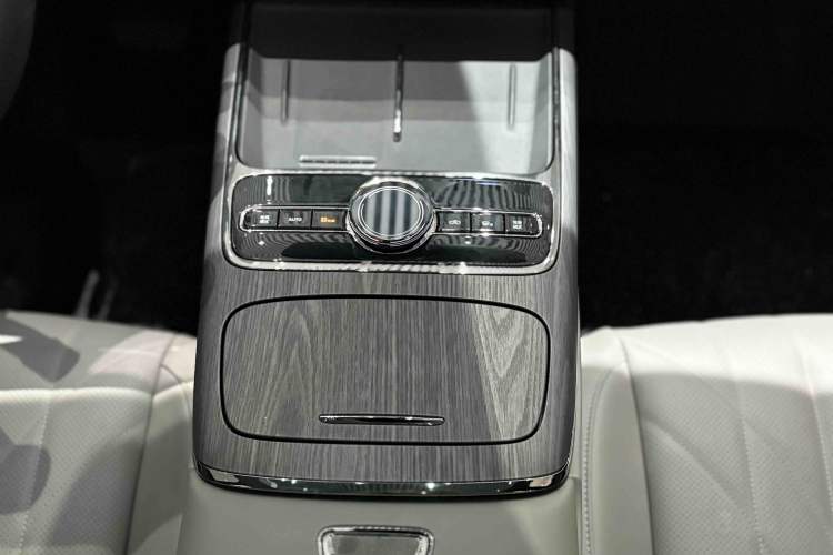 Used Geely Galaxy 8 2025 130km EM-i Deluxe Edition Interior 12