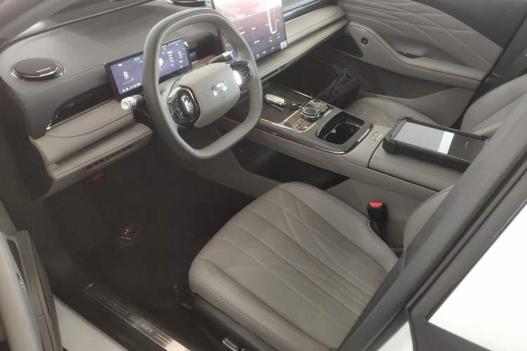 Used Geely Galaxy 8 2025 130km EM-i Deluxe Edition Interior 3
