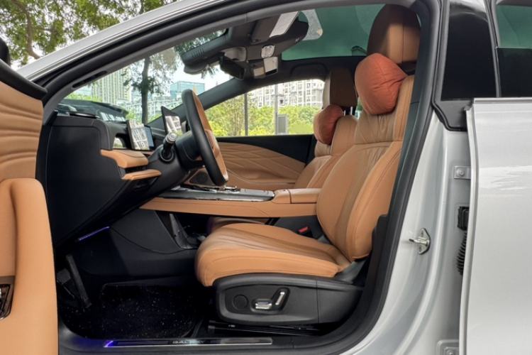 Used Geely Galaxy 8 2025 130km EM-i Deluxe Edition Interior 9