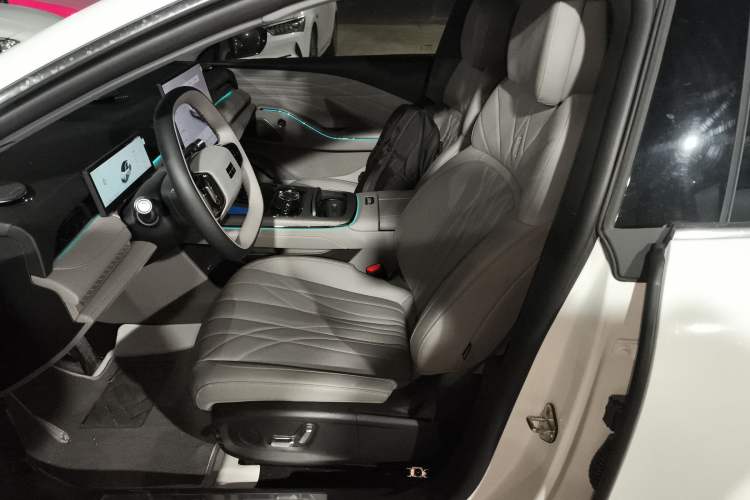 Used Geely Galaxy 8 2025 130km EM-i Prestige Edition Left Front Seat