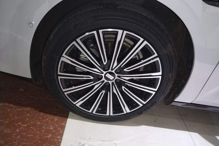 Used Geely Galaxy 8 2025 130km EM-i Flagship Edition Left Front Wheel Hub
