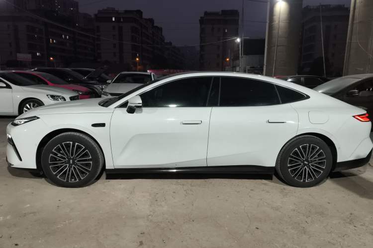 Used Geely Galaxy 8 2025 130km EM-i Prestige Edition Left Side