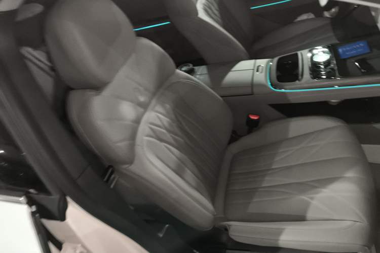 Used Geely Galaxy 8 2025 130km EM-i Prestige Edition Right Front Seat