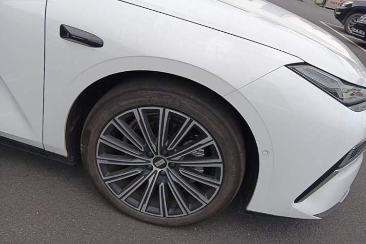 Used Geely Galaxy 8 2025 130km EM-P Starship Edition Right Front Wheel Hub