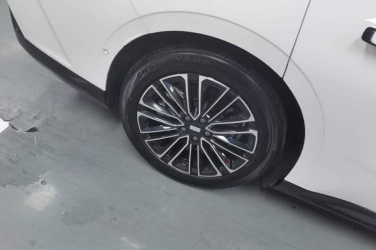 Used Geely Galaxy 8 2025 130km EM-i Deluxe Edition Right Rear Wheel Hub