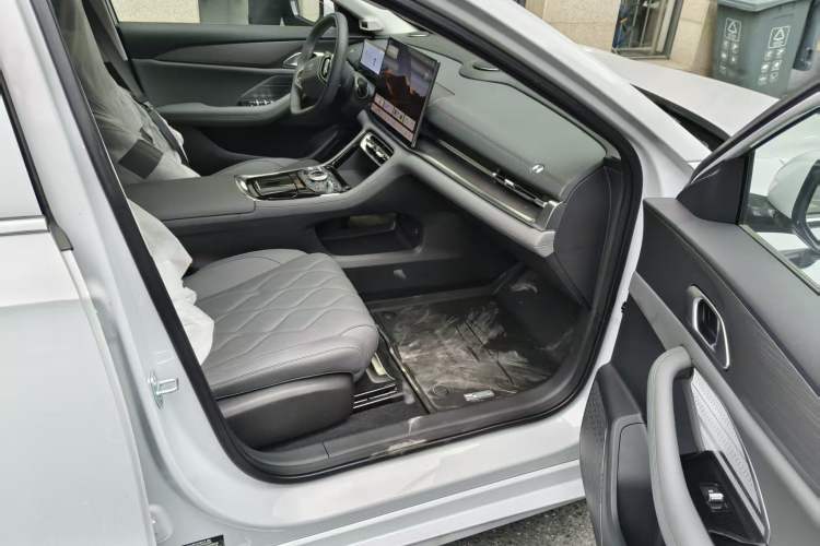 Used Geely Galaxy A7 2025 Model EM-i 150km Long-Distance Edition Interior 6