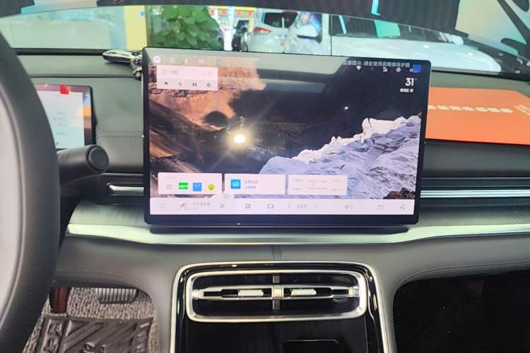 Used Geely Galaxy A7 2025 Model EM-i 150km Prestige Edition Audio And AC Panel